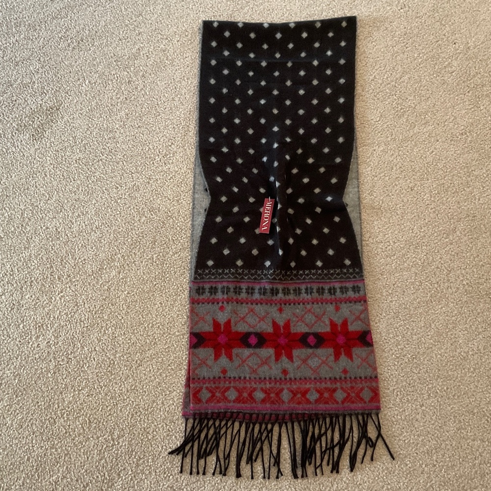 beautiful winter scarf, reversible, new condition